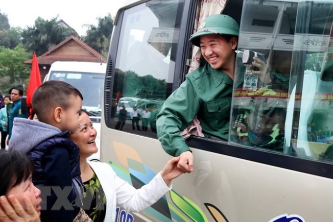 Tân binh chia tay người thân trước giờ nhập ngũ. (Ảnh: TTXVN)