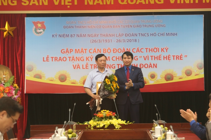 Đồng chí Nguyễn Ngọc Lương trao tặng kỷ niệm chương Vì thế hệ trẻ cho đồng chí Phạm Văn Linh