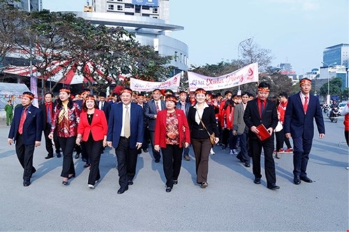 Đại biểu đại diện các bộ, ban, ngành diễu hành tại Lễ hội Xuân hồng năm 2018.