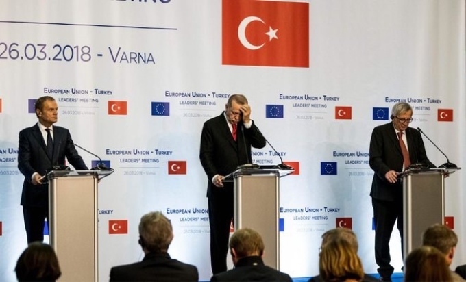 Chủ tịch EU Donald Tusk (trái) Tổng thống Thổ Nhĩ Kỳ Tayyip Erdogan (giữa) và Chủ tịch EC Jean-Claude Juncker (phải). (Nguồn: AFP)