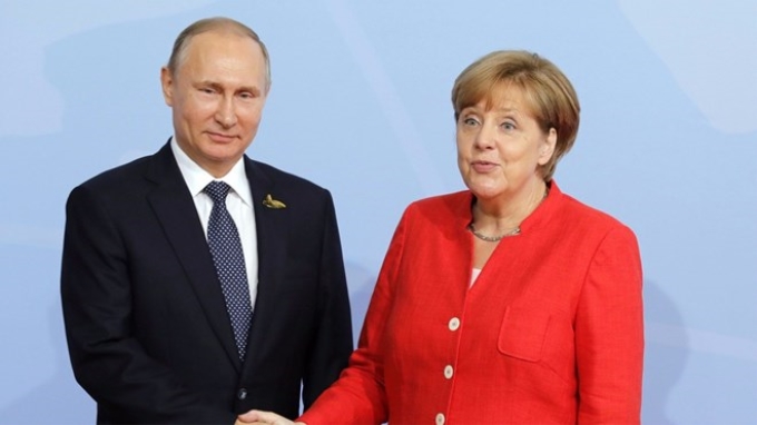 Thủ tướng Đức Angela Merkel (phải) và Tổng thống Nga Vladimir Putin trong một cuộc gặp. (Nguồn: Mashable)