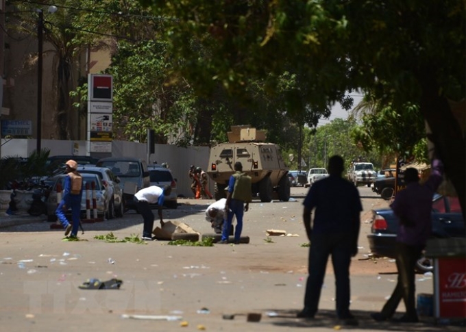 Lực lượng chức năng Burkina Faso điều tra tại hiện trường vụ tấn công ở Ouagadougou ngày 2/3. (Nguồn: AFP/TTXVN)