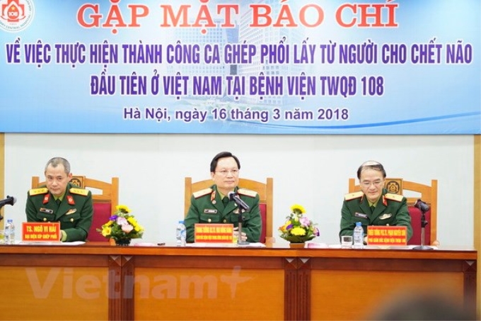 Giáo sư Mai Hồng Bàng - Giám đốc Bệnh viện Trung ương Quân đội 108 (giữa). (Ảnh: T.H/Vietnam+)