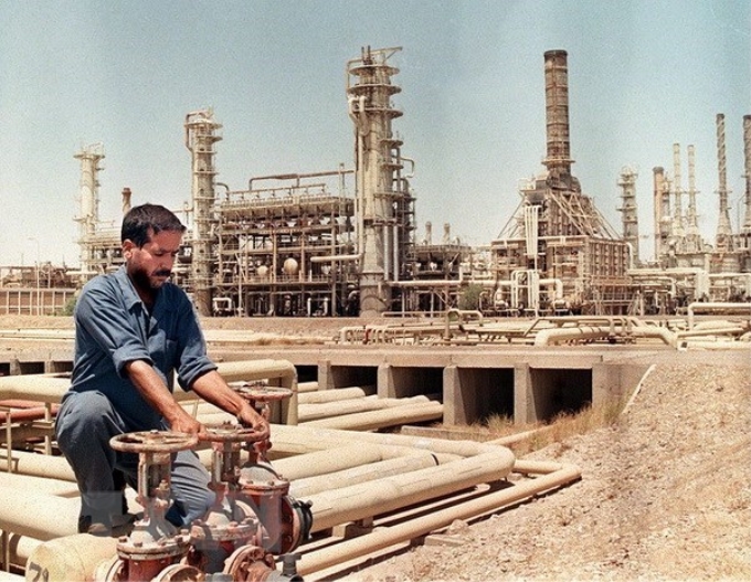 Công nhân làm việc tại cơ sở khai thác dầu ở Kirkuk, Iraq ngày 7/3/2017. (Nguồn: AFP/TTXVN)