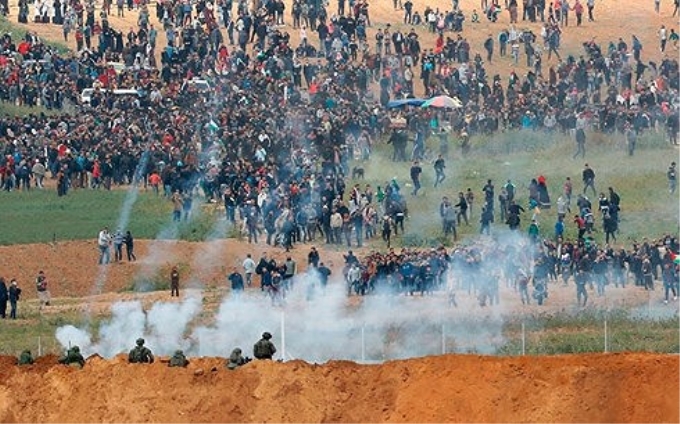 Quân đội Israel đụng độ với người biểu tình Palestine tại Dải Gaza. (Ảnh: AFP/Getty Images)