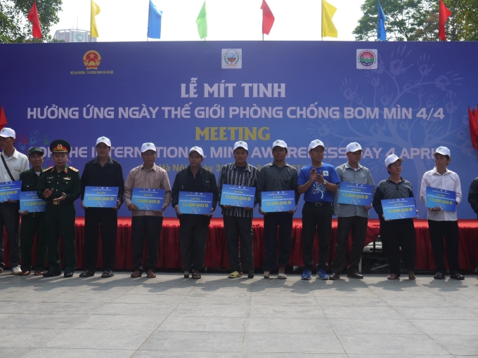 Trao quà hỗ trợ nạn nhân bom mìn tỉnh Hà Giang. (Ảnh: VGP)