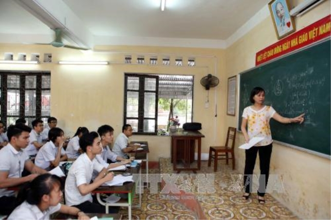 Giáo viên và học sinh trường THPT Hưng Yên ôn tập môn Toán trước kỳ thi THPT Quốc gia 2017. Ảnh: Phạm Kiên/TTXVN