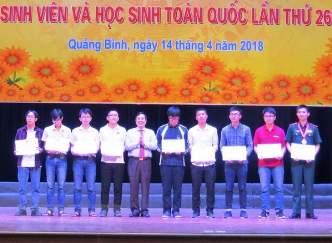 Chín thí sinh xuất sắc vinh dự được nhận Bằng khen của Bộ Giáo dục và Đào tạo. (Ảnh: TTXVN)