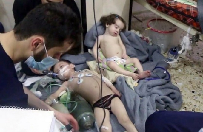 Điều trị cho các em nhỏ Syria nghi bị nhiễm khí độc trong vụ tấn công được cho là sử dụng vũ khí hóa học ở Douma, Syria. (Nguồn: AP/TTXVN)