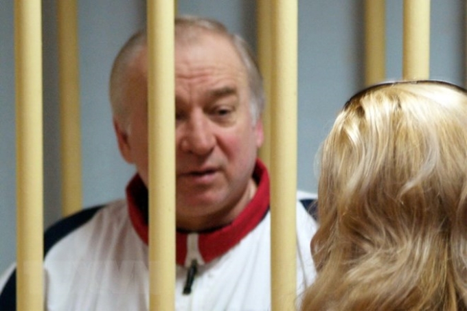 Cựu điệp viên Sergei Skripal (trái) trong phiên xét xử của Tòa án quân sự Moskva ngày 9/8/2006. (Nguồn: AFP/TTXVN)