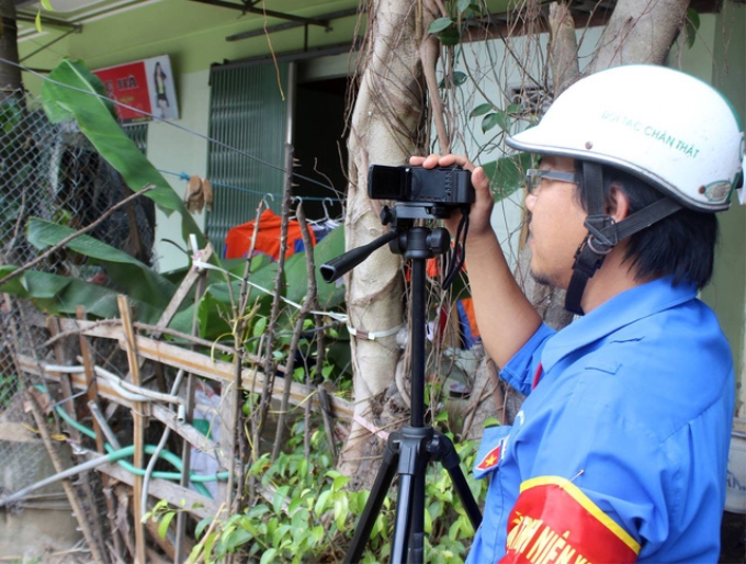 Camera được quay từ một góc bí mật ghi lại những hình ảnh vi phạm luật an toàn giao thông của các em học sinh