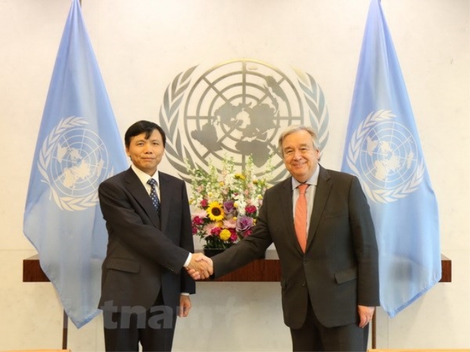 Đại sứ Đặng Đình Quý và Tổng thư ký Liên hợp quốc Antonio Guterres. (Ảnh: Vietnam+)