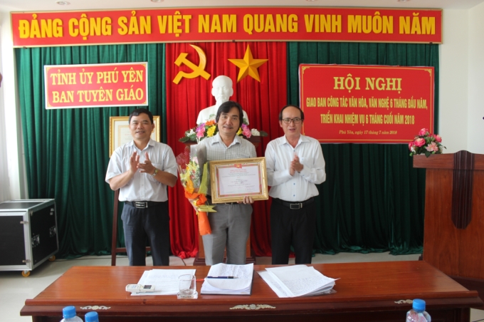 Thay Mặt lãnh đạo Ban Tuyên giáo Trung ương, đồng chí Trương Văn Phương, Phó Trưởng Ban Tuyên giáo Tỉnh ủy cùng đồng chí Phan Đình Phùng, Phó Chủ tịch Ủy ban nhân dân tỉnh trao Giải C (ca khúc Mãi khắc ghi lý tưởng của Người) cho tác giả - Huỳnh Tấn Phát, Phó Giám đốc phụ trách Nhà hát Ca múa nhạc dân gian Sao Biển.