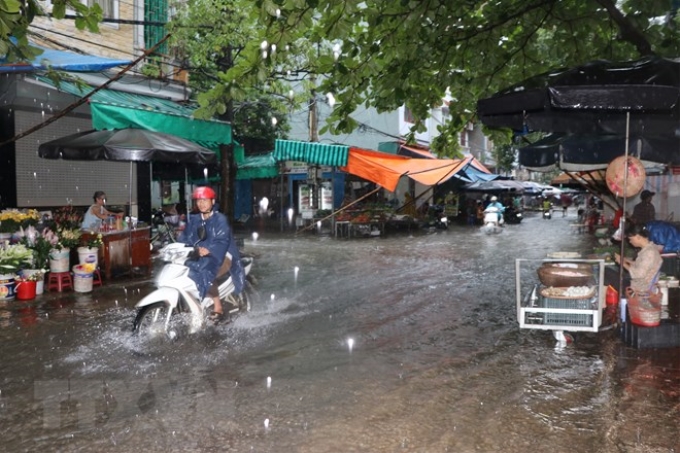 Chợ Phương Lâm, khu chợ lớn nhất thành phố Hòa Bình ngập sâu trong nước. (Ảnh: Nhan Sinh/TTXVN)