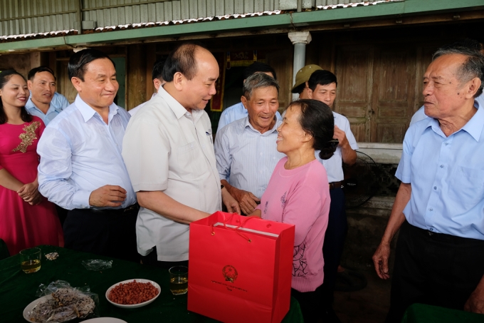 Thủ tướng thăm các gia đình thôn Châu Nội, xã Tùng Ảnh, huyện Đức Thọ. - Ảnh: VGP/Quang Hiếu