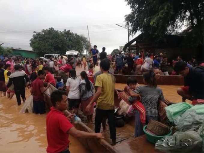 Cứu hộ người dân bị lũ tại Sanamxay. (Nguồn: KPL)