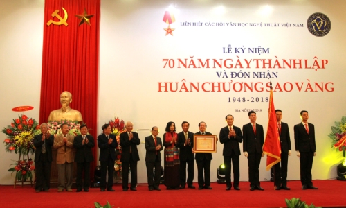 Liên hiệp các Hội Văn học nghệ thuật Việt Nam vinh dự đón nhận Huân chương Sao vàng