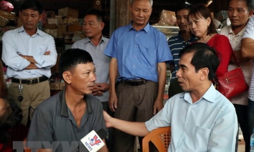 Tổng Lãnh sự quán Việt Nam ở Lào thăm các gia đình sau vụ vỡ đập thủy điện