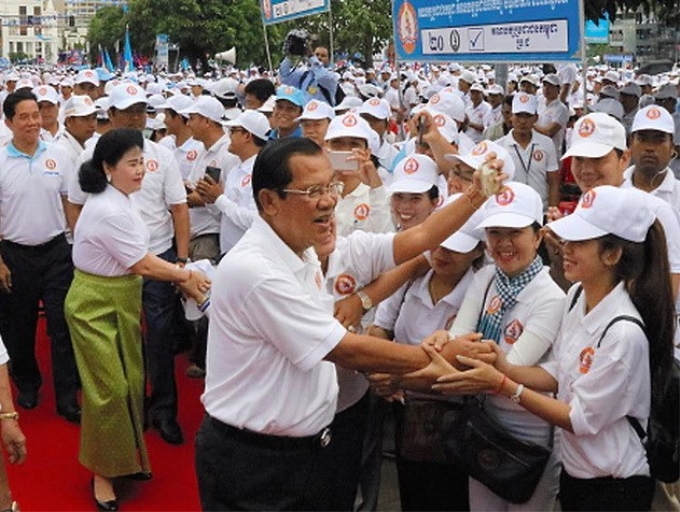 Thủ tướng Samdech Techo Hun Sen, đích thân chủ trì cuộc tập họp và tham gia diễu hành cùng với các cử tri ủng hộ CPP. (Nguồn: Getty Images)