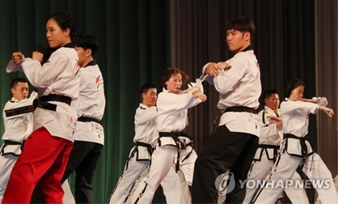 Các vận động viên hai miền Triều Tiên biểu diễn taekwondo tại Bình Nhưỡng, ngày 2/4. (Nguồn: Yonhap)