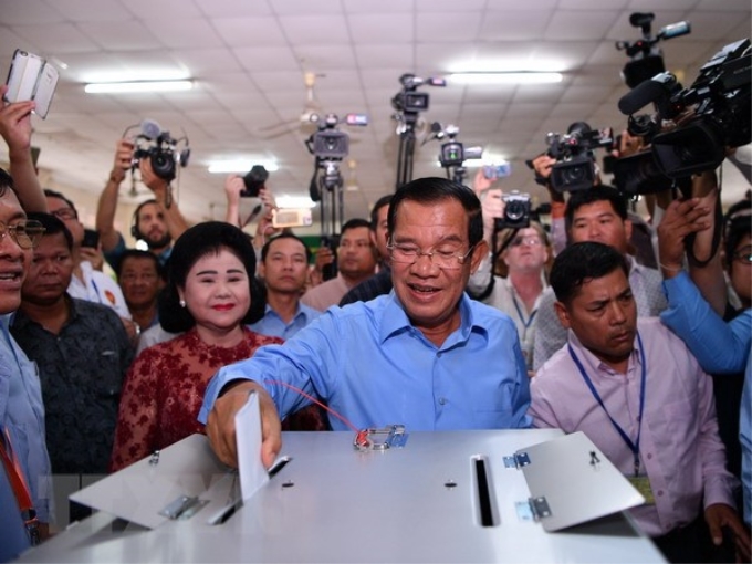 Thủ tướng Samdech Techo Hun Sen (giữa), Chủ tịch đảng Nhân dân Campuchia (CPP) cầm quyền bỏ phiếu tại điểm bầu cử ở Phnom Penh ngày 29/7. (Ảnh: AFP/TTXVN)