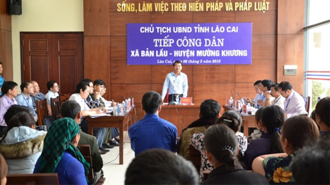 Chủ tịch tỉnh Lào Cai, ông Đặng Xuân Phong đối thoại với người dân (Ảnh: Báo Lào Cai)