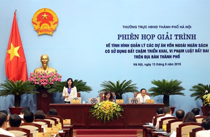 Phó Chủ tịch Hội đồng Nhân dân thành phố Hà Nội Phùng Thị Hồng Hà điều hành phiên giải trình. (Nguồn: hanoi.gov.vn)