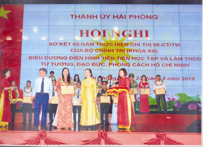 Cô giáo Trần Thị Trang Nhung nhận Bằng khen của UBND thành phố Hải Phòng tại Hội nghị sơ kết 02 năm thực hiện Chỉ thị 05 của Bộ Chính trị