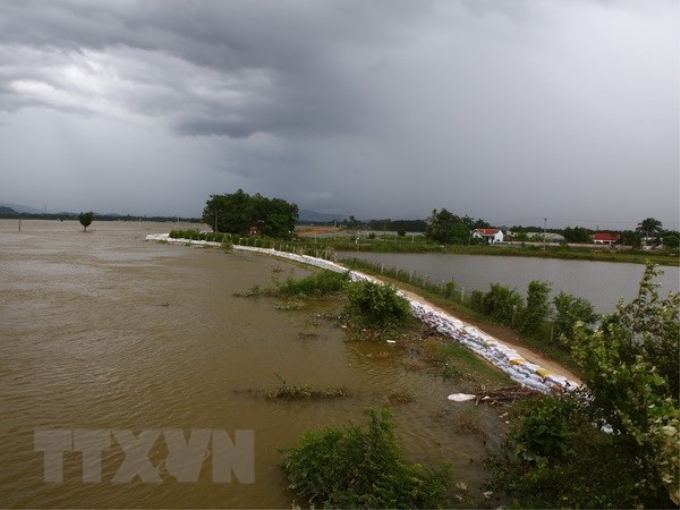 Đoạn đê tả sông Bùi được gia cố bao cát ngày 31/7. (Ảnh: Minh Quyết/TTXVN)