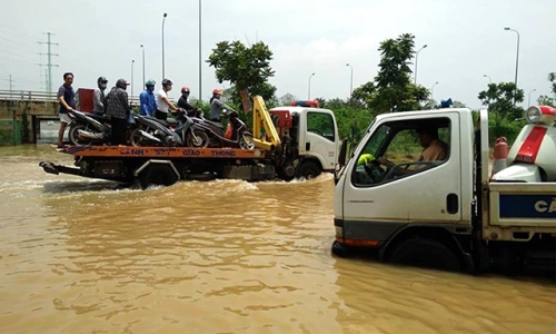 Hà Nội nỗ lực chống lũ, bảo đảm đời sống người dân