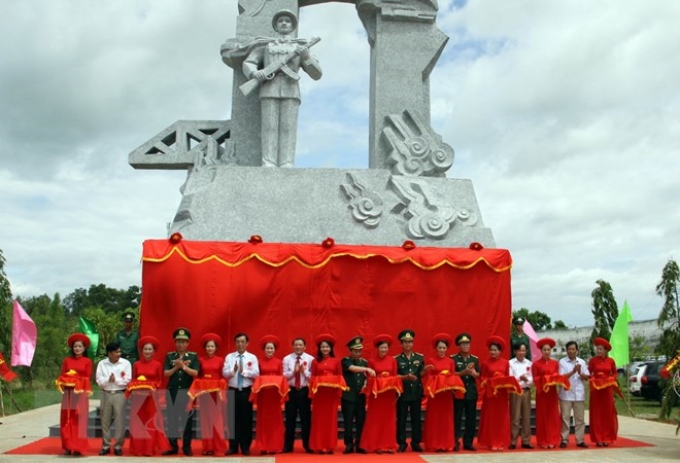 Lãnh đạo Tỉnh ủy, Hội đồng nhân dân, Ủy ban nhân dân, Ủy ban mặt trận Tổ quốc Việt Nam tỉnh Quảng Trị và Bộ tư lệnh Bộ đội Biên phòng cùng các đại biểu cắt băng khánh thành Tượng đài. (Ảnh: TTXVN)