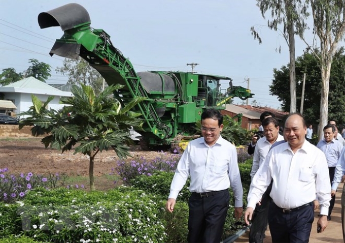 Thủ tướng Nguyễn Xuân Phúc đến thăm và làm việc tại nông trường TTC Thành Long 1. (Ảnh: TTXVN)