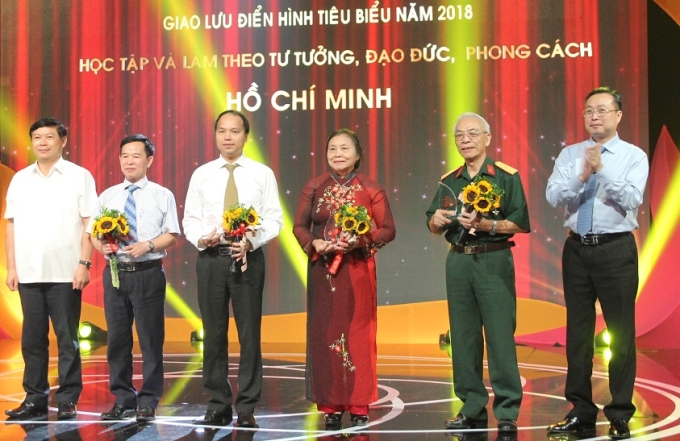 Đồng chí Bùi Trường Giang, Phó Trưởng ban Tuyên giáo Trung ương (ngoài cùng bên phải) tặng hoa và logo của Ban Tổ chức chương trình cho các đại biểu tham gia chương trình giao lưu. (Ảnh: HMT)