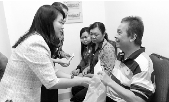 Bà Trần Kim Yến, Chủ tịch Liên đoàn Lao động TPHCM, thăm hỏi, tặng quà công nhân lao động có hoàn cảnh khó khăn
