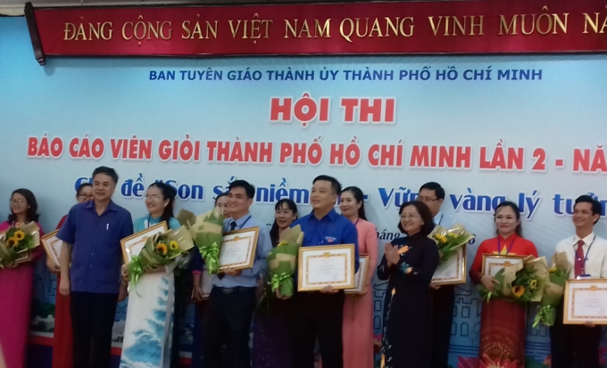 PGS.TS Nguyễn Viết Thông và Trưởng Ban Tuyên giáo Thành ủy Thân Thị Thư trao tặng cho các thí sinh đạt giải nhất, giải nhì hội thi