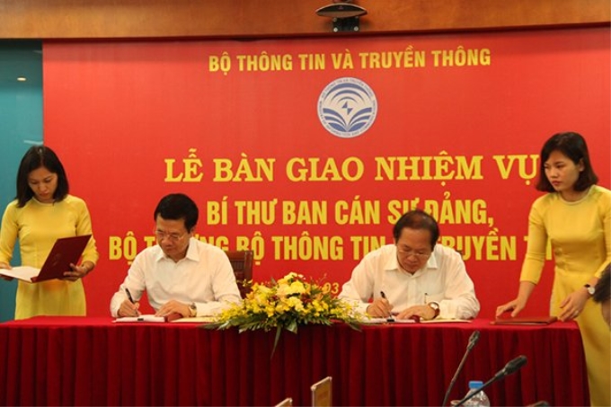 Ông Trương Minh Tuấn và ông Nguyễn Mạnh Hùng ký biên bản bàn giao nhiệm vụ Bí thư Ban cán sự Đảng và biên bản bàn giao nhiệm vụ, quyền hạn của Bộ trưởng TT&TT và chức năng, tổ chức bộ máy Bộ TT&TT (giai đoạn từ tháng 4/2016 đến tháng 7/2018)