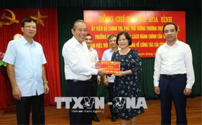 Phó Thủ tướng Thường trực Chính phủ Trương Hòa Bình tặng 200 triệu đồng cho Quỹ khuyến học tỉnh Tuyên Quang. Ảnh: Doãn Tấn – TTXVN