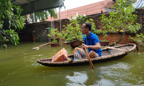 Chương Mỹ vẫn chìm trong nước, dân chắt chiu nước sạch nấu ăn