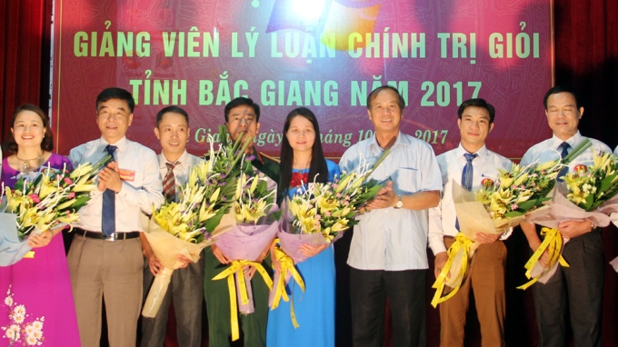 Các đồng chí: Thân Văn Khoa, Phó Bí thư Thường trực Tỉnh ủy; Đỗ Đức Hà, Trưởng Ban Tuyên giáo Tỉnh ủy tặng hoa cho các thí sinh dự thi.