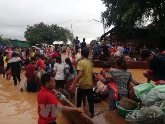 Người dân sơ tán khỏi khu vực ngập lụt sau sự cố vỡ đập thủy điện ở tỉnh Attapeu, Lào ngày 24/7 vừa qua. (Ảnh: KPL/TTXVN)