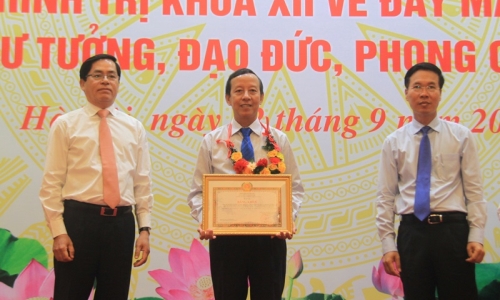 Đẩy mạnh học tập và làm theo Bác gắn với thực hiện nhiệm vụ chính trị của tập thể và cá nhân