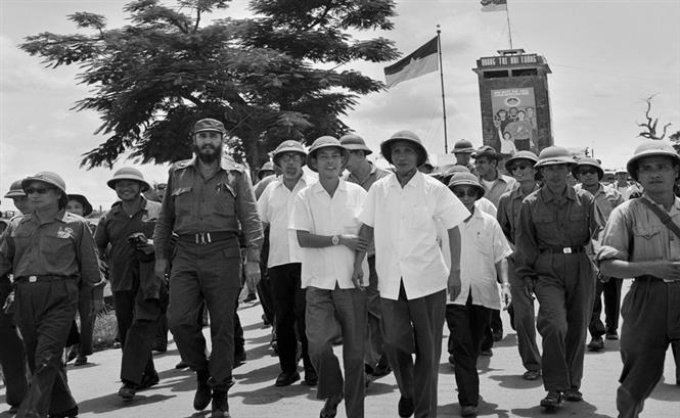 Thủ tướng Phạm Văn Đồng và đồng chí Fidel Castro, Bí thư thứ nhất Ban Chấp hành Trung ương Đảng Cộng sản Cuba, Thủ tướng Chính phủ Cách mạng Cuba thăm thị trấn Đông Hà (Quảng Trị) bị chiến tranh phá hủy, đang được khôi phục lại (tháng 9/1973). Ảnh tư liệu: TTXVN