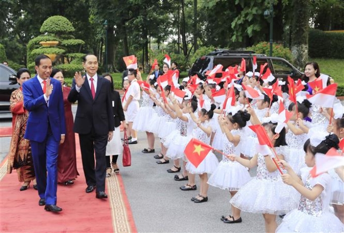 Thiếu nhi Thủ đô Hà Nội vẫy cờ hai nước, chào mừng Tổng thống Indonesia Joko Widodo và Phu nhân thăm cấp Nhà nước Việt Nam. Ảnh: Nhan Sáng/TTXVN