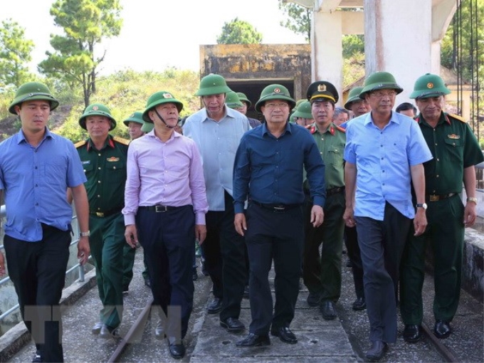 Phó Thủ tướng Trịnh Đình Dũng kiểm tra hồ thủy lợi Yên Lập, thị xã Quảng Yên, Quảng Ninh. (Ảnh: TTXVN)