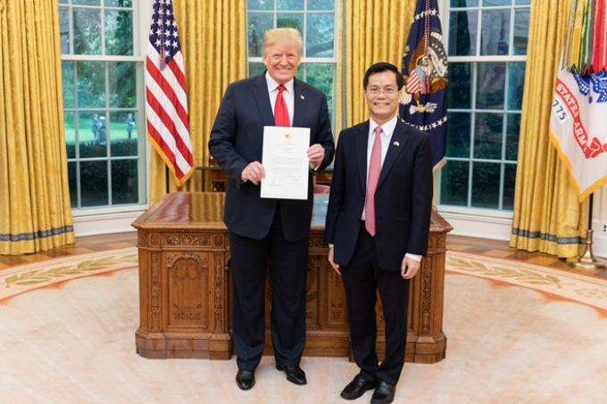 Đại sứ Hà Kim Ngọc trình Quốc thư lên Tổng thống Donald Trump. (Ảnh: TTXVN)