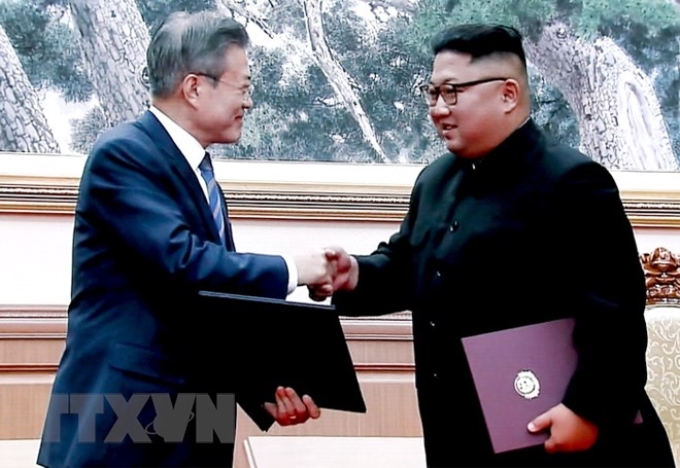 Nhà lãnh đạo Triều Tiên Kim Jong-un (phải) và Tổng thống Hàn Quốc Moon Jae-in (trái) trao đổi văn kiện sau lễ ký bản tuyên bố chung. (Nguồn: YONHAP/TTXVN)