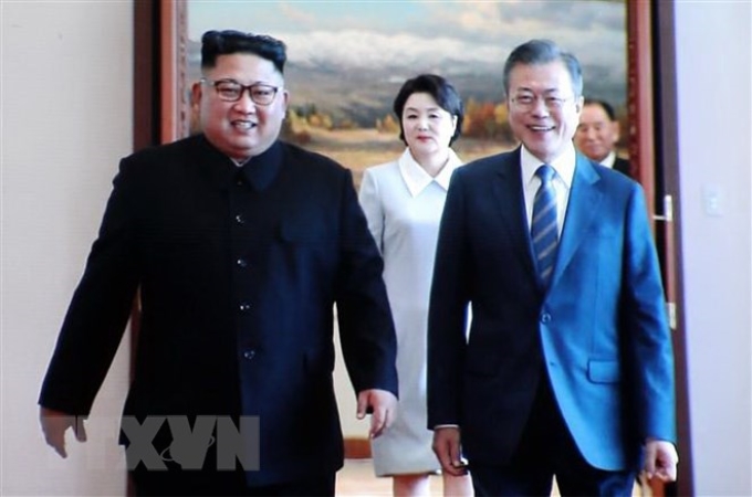 Nhà lãnh đạo Triều Tiên Kim Jong-un (trái) và Tổng thống Hàn Quốc Moon Jae-in (phải) tới Nhà khách quốc gia Paekhwawon để tiến hành cuộc hội đàm thượng đỉnh ở Bình Nhưỡng ngày 19/9/2018. (Ảnh: Yonhap/TTXVN)