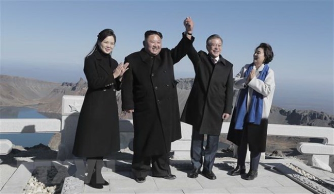 Tổng thống Hàn Quốc Moon Jae-in và phu nhân (phải), nhà lãnh đạo Triều Tiên Kim Jong-un và phu nhân (trái) trong chuyến thăm núi thiêng Paekdu ngày 20/9. (Nguồn: Yonhap/TTXVN)