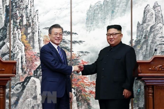 Nhà lãnh đạo Triều Tiên Kim Jong-un (phải) và Tổng thống Hàn Quốc Moon Jae-in trong cuộc họp báo chung thông báo kết quả cuộc hội đàm thượng đỉnh tại Bình Nhưỡng ngày 19/9. (Ảnh: THX/TTXVN)