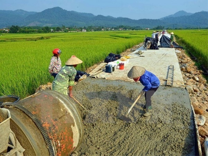 Làm đường nông thôn. (Nguồn: TTXVN)